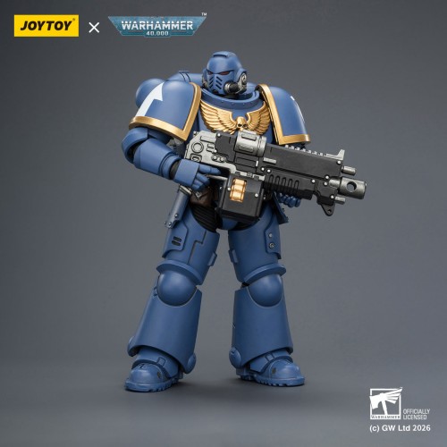 Ultramarines Intercessor with Bolt Rifle, Bolt Pistol and Chainsword – Figurka JoyToy Warhammer 40k 1/18 12 cm