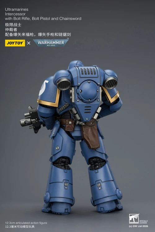 Ultramarines Intercessor with Bolt Rifle, Bolt Pistol and Chainsword – Figurka JoyToy Warhammer 40k 1/18 12 cm