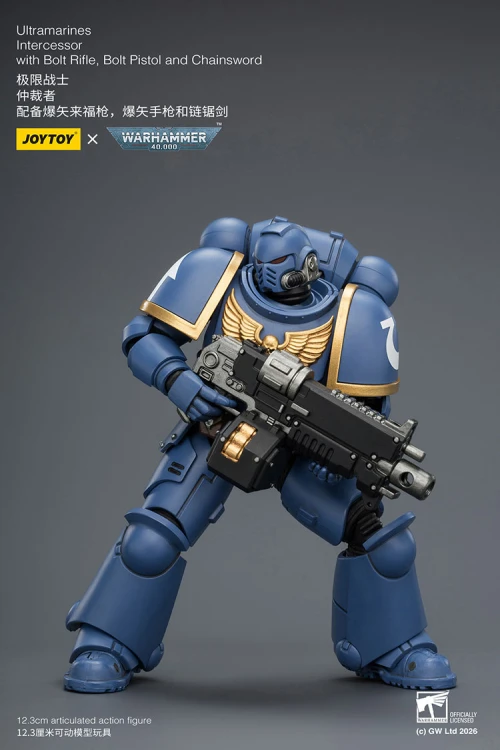Ultramarines Intercessor with Bolt Rifle, Bolt Pistol and Chainsword – Figurka JoyToy Warhammer 40k 1/18 12 cm