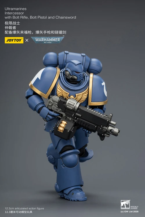 Ultramarines Intercessor with Bolt Rifle, Bolt Pistol and Chainsword – Figurka JoyToy Warhammer 40k 1/18 12 cm