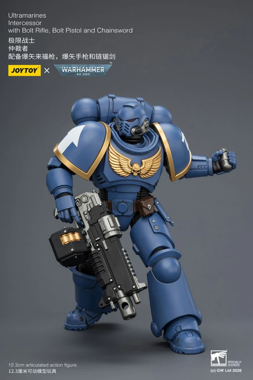 Ultramarines Intercessor with Bolt Rifle, Bolt Pistol and Chainsword – Figurka JoyToy Warhammer 40k 1/18 12 cm