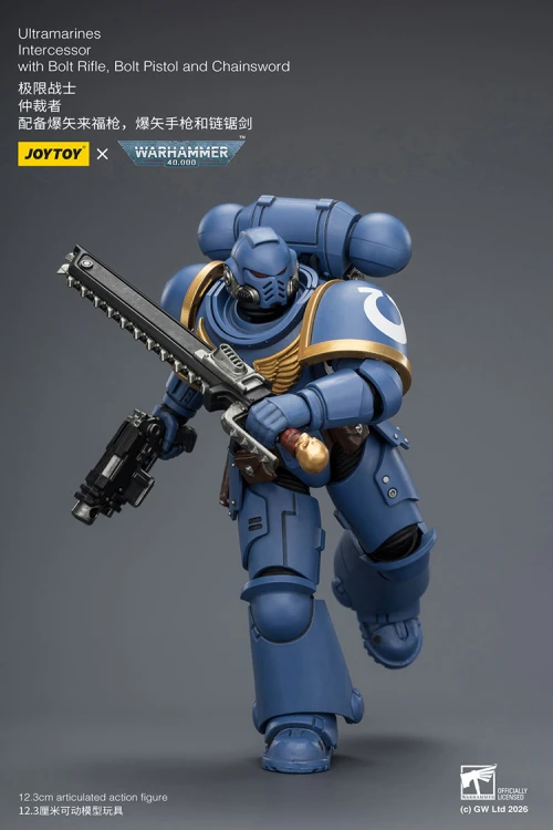 Ultramarines Intercessor with Bolt Rifle, Bolt Pistol and Chainsword – Figurka JoyToy Warhammer 40k 1/18 12 cm