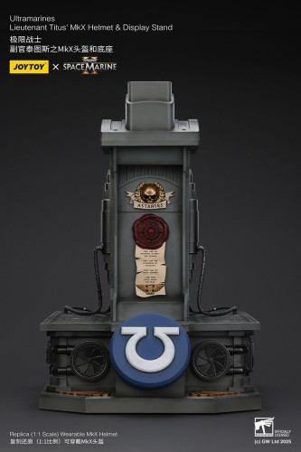 Ultramarines Lieutenant Titus MkX Helmet with Display Stand – Replika JoyToy Warhammer 40k Space Marine 2 30 cm