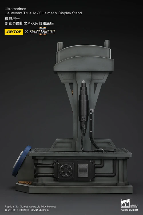 Ultramarines Lieutenant Titus MkX Helmet with Display Stand – Replika JoyToy Warhammer 40k Space Marine 2 30 cm