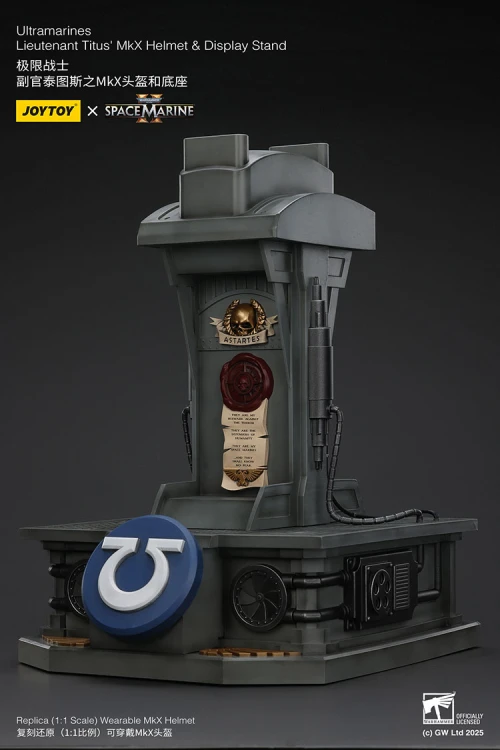 Ultramarines Lieutenant Titus MkX Helmet with Display Stand – Replika JoyToy Warhammer 40k Space Marine 2 30 cm